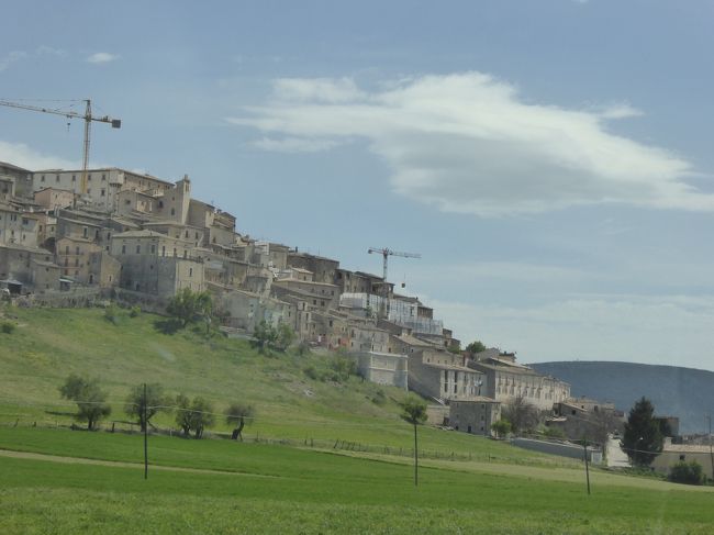 春の優雅なアブルッツォ州/モリーゼ州　古城と美しき村巡りの旅♪　Vol119(第5日)　☆BominacoからNavelliへ♪　美しいナヴェッリの遠景を眺めて♪