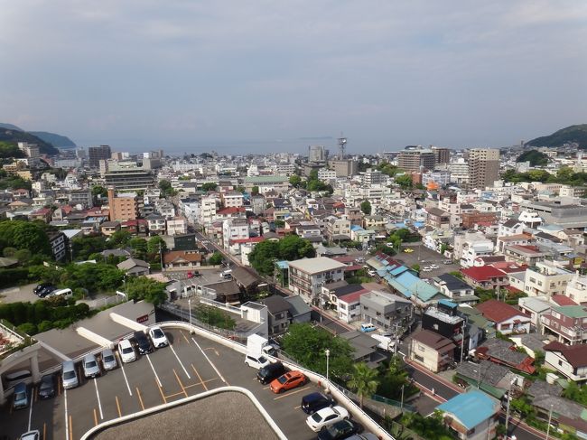 母の日のプレゼントは温泉旅行。美味しい食事と温泉でリラックス。平日の特権でお安く快適な温泉ホテルステイで伊豆は最高！今回は昼ドラ「やすらぎの郷」モデルの川名ホテルに興味を持ったのだが、直前過ぎて予約が取れなかった。<br />あっさり諦めて、源泉かけ流しの大浴場、広くて快適な部屋、ベランダからの眺望、バイキングの夕食で口コミ評価が高いホテル聚楽に決定！<br />ついでにじゃらんサイトから1000円クーポンゲットで遊覧船の予約も入れてみた。<br />ところが突然隣保班にお葬式ができてしまい遊覧船の予約は没。<br />キャンセル料がいるタイミングだったのでまあ何とか温泉には行けてほっとする。<br />伊東は本当に久しぶり、自分の運転で行くのは初めて。<br />天気予報は雷雨の恐れありの不安定な空模様なので、観光は無しと遅めの出発。<br />ところが天気はまあまあとなり、青空も広がった伊東マリンタウンで遊覧船もその場でチケット購入で乗船。<br />お昼を食べた後は城ヶ崎海岸まで足を伸ばしてちょっと散策。<br />ホテルには3時着。夕食まで温泉三昧。素敵なお部屋でのんびりゆったり。<br />ホテル聚楽、気に入りました。また絶対に行きます。<br />表紙の写真は10階の部屋のからの眺め。初島が正面。