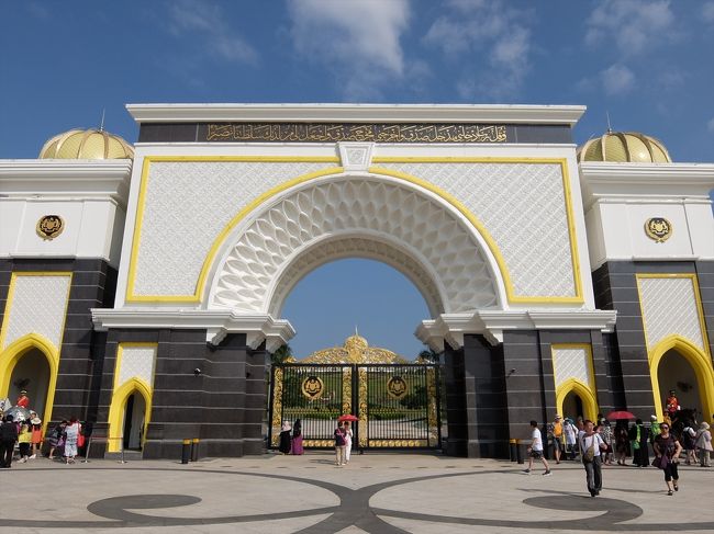 クアラルンプールの新王宮、国家記念碑、国立モスクなどへ。