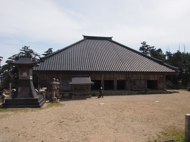 2017年5月に洞川温泉の清浄門から山上ケ岳を往復した山行記録です。<br />書きかけで放置していたのですが何とかまとめました。<br />2018年ＧＷの南奥駈道縦走の記録のアップが先になってしまい順番が逆になってしまいました。<br />このエリアのルートの記録としては5年前の2012年8月の旅行記として一度アップしています。それ以来山上ケ岳は何度か訪れています。<br />今回は2017年ＧＷに吉野から前鬼まで北奥駈道を縦走したとき寄れなかったところを補填するつもりで2週間後の日曜日に登りました。<br />旅程として<br />5月20日夜地元名古屋を車で出発。清浄門駐車場に深夜着。車内泊。<br />5月21日早朝登山開始。山頂の大峯山寺を見学後、裏行場挑戦。下山後洞川温泉入浴の後帰宅。<br />今回の当初の目標としては<br />今まで一度も経験していない裏行場に行く<br />今まで経験しているが前回の縦走の時に出来なかった、表行場2カ所（鐘掛岩登攀と西の覗き）と大峯山寺参拝。<br />としてました。結果を言うと表行場は誰もいない状態で鐘掛岩は一人では自信がない。西の覗きはそもそも一人ではできないのであきらめました。でも初挑戦の裏行場に行けて満足しましたが。