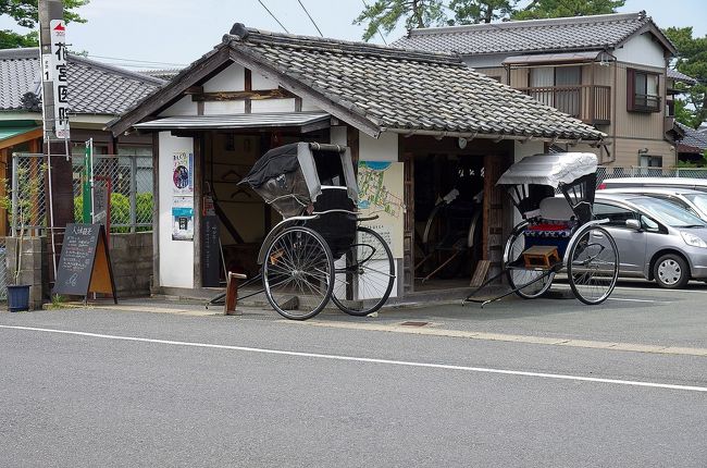 実は、この日5/16は午前10時にスタートしたのですが、午後4時に自宅に来客が有り、遅くとも午後3時半には帰宅したいと考えていました。<br />徒歩で街歩きしていたので、萩市内の中心部から駐車場まではおよそ40分は見ておかなくてはいけません。<br />自宅までの時間を考えると、午後2時半くらいが観光のリミットです。<br />花南理の庭から、萩城下町周辺の野田家、俥宿天十平（くるまやどてんじゅっぺい）、端坊（はしのぼう）、まつうら歯科を急いで回ることにしました。<br />まず最初に訪れた、野田家では、何代にも渡って完成するように考えられた臥龍の松の姿に感動しました。<br />こちらの臥龍の松は、一部がもう枯れており、今の姿が見れるのも時間の問題のようです。<br />貴重な姿を拝見できました。<br />俥宿天十平（くるまやどてんじゅっぺい）は、観光用の人力車をやっておられる方がオーナーの、喫茶、雑貨のお店です。<br />お庭は、日本風の中にも欧風な感じが取り入れられていて、二度楽しめます。<br />日本家屋の中のギャラリーには、これまた和風と欧風が混ざった雑貨が展示販売されていました。<br />端坊（はしのぼう）では、もう時間が押していて見所と言われるソテツが見当たらず、周囲に聞く人もいなくて一先ず退散。<br />今日の最後と決めた、まつうら歯科は入口も、幟も見たらず、パスポートを見てみると週末のみの見学ということで諦めました。<br />後半は駆け足で回った、萩オープンガーデンは、約5時間半かけて12施設を回りました。<br />5/21の期間内にもう1日回ろうかと考えています。