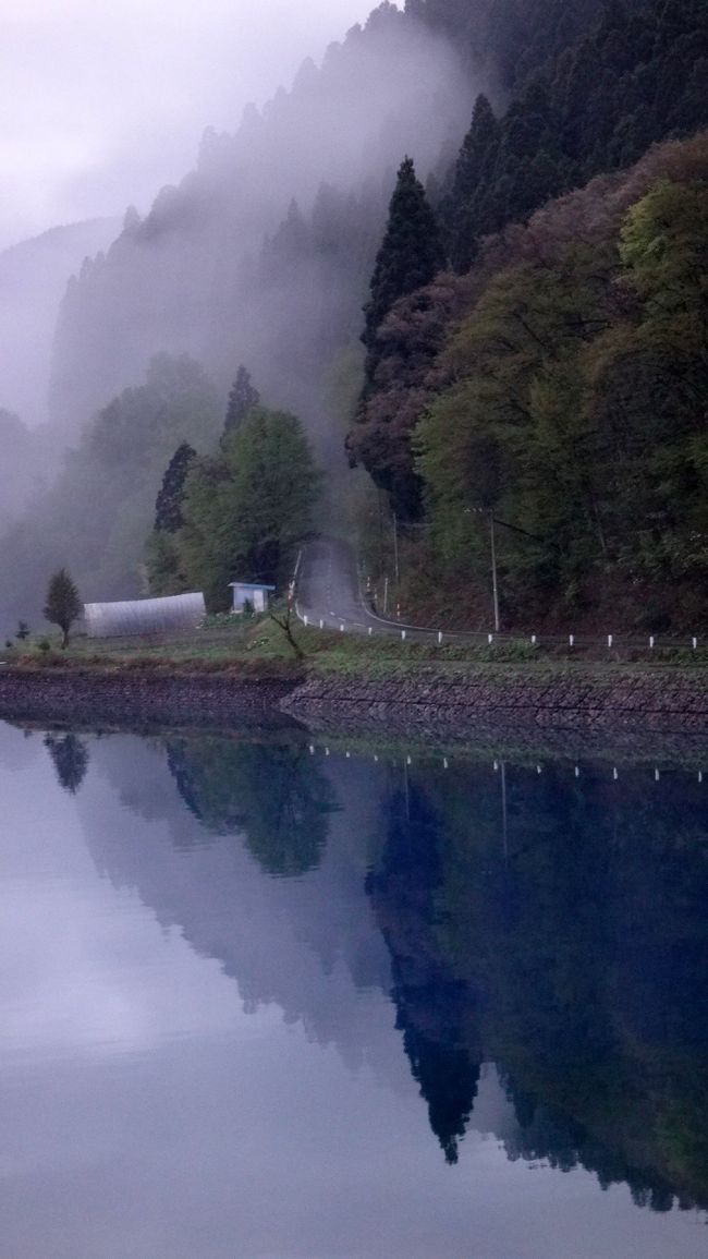 大好きな田沢湖に、またやってきました。<br />ただ、悔しいことに、田沢湖は、雨と曇りと霧に覆われて、見たかった、鮮やかなブルーは、見れませんでした。<br /><br />やっぱり、日本は雨が多い。<br />晴れさえすれば、スイスに負けない、素晴らしい景色をもつ国ですが、とにかく雨が多い・・・・<br /><br />しかし、日本一深い湖の田沢湖は、たとえ雨でも霧でも、刻一刻とその姿を変えて、神秘な湖の景色を見せてくれました。
