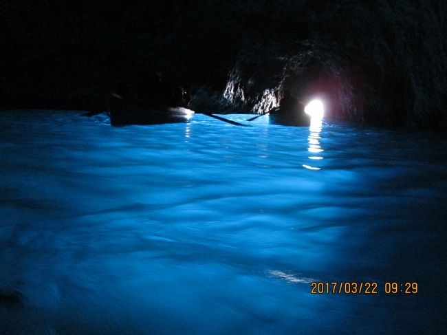 ４年前にはカプリ島に上陸したけれど　青の洞窟は行けずじまい。<br />心残りのまま　今回再挑戦。