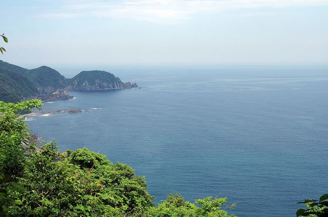 ふと思い立って、お隣は島根県の益田市まで出かけました。<br />国道が工事中で、迂回したつもりが迷ってしまい、ケガの功名で、益田十景と多賀是兵衛の墓を巡ることになりました。<br />多賀是兵衛の墓は、立て看板が有るのみで、距離が書いてなかったので大した距離では無いだろうと高をくくっていたら、とんでもない急斜面を上る羽目になりましたが、山の頂上から見る海岸の景色は最高でした。<br />何も知らずに、海岸沿いの道を進むと、人形峠（じんぎょうとうげ）の海岸線と益田十景と駕籠立を見ることが出来ました。<br />海に聳える奇岩と青い海原は心を和ませてくれました。