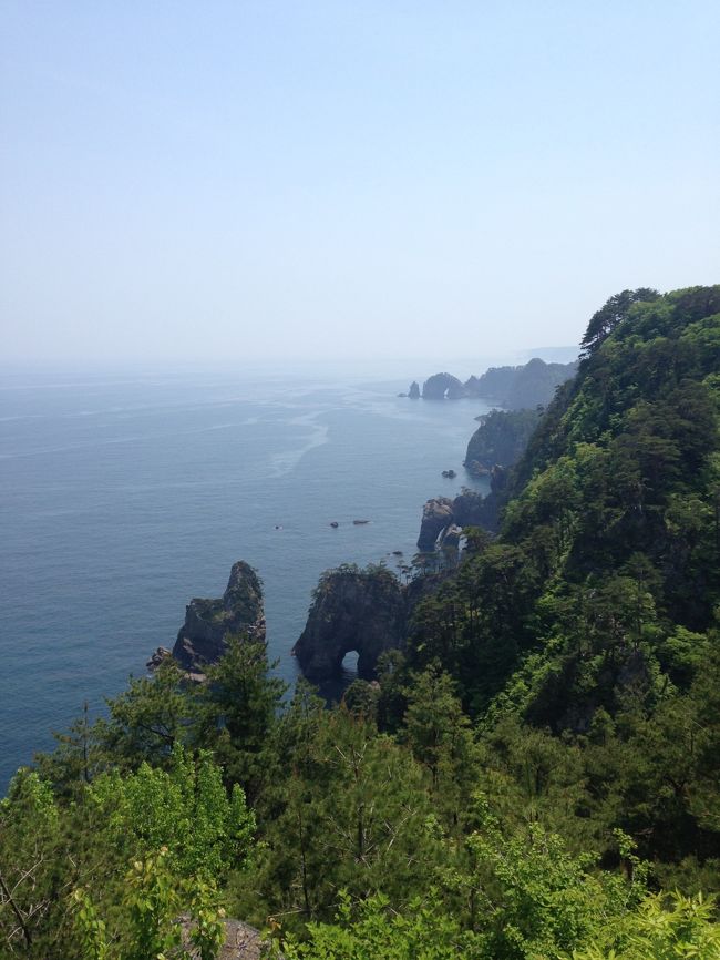 新緑の北三陸と、下北半島の旅へ出かけてみました。<br />今回の目的は三陸海岸の絶景と、横浜町の菜の花を見ることです。<br />１泊２日車で出かけてみました。<br />コースは下記の通りです。<br />①岩手～田老（震災のホテル、山王岩）～田野畑（鵜の巣断崖、北川食堂、北山崎）～黒崎展望台～久慈～<br />八戸キャニオン～十和田ポニー温泉（宿泊）<br /><br />②十和田～横浜町菜の花（昼食）～下北半島尻屋崎～八食センターにて買物～岩手<br /><br />の日程です。