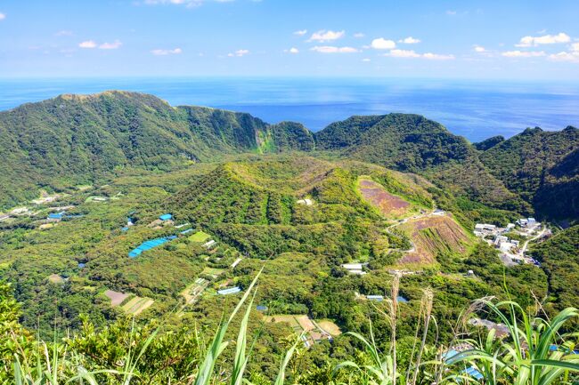 今回はずっと前から狙っていた伊豆諸島最南端の青ヶ島と八丈島に2泊3日で一人旅してきました。<br /><br />前半は憧れの青ヶ島!<br /><br />青ヶ島と言えば、『選ばれし者だけが上陸できる島』や『国内到達難易度MAX』、『絶海の孤島』、『東京の秘境』、『日本最後の秘境』などなど、秘境好きにはよだれモノなキャッチコピーがたくさんの秘島。<br /><br />今回無事上陸する事ができ、まったり2泊3日を過ごしてきました。<br /><br />東京とは思えない特別な島でした。<br /><br /><br /><br />【日程】<br />5/20(土) 7:30羽田⇒8:25八丈島 (飛行機)<br /> 9:30八丈島・底土港→12:30青ヶ島・三宝港 (フェリー)<br /><br />5/21(日) 青ヶ島観光<br /><br />5/22(月) 9:45青ヶ島ヘリポート→10:05八丈島空港 (ヘリコプター)<br /> 八丈島観光<br /> 17:15八丈島⇒18:10羽田 (飛行機)<br /><br />【交通】<br />●飛行機<br />羽田⇔八丈島:ANA UAマイルで購入(往復10,000マイル)<br />●タクシー<br />八丈島空港→底土港 1,240円<br />●フェリー<br />八丈島→青ヶ島:あおがしま丸 2,590円<br />●ヘリコプター<br />青ヶ島→八丈島:東京愛ランドシャトル 11,530円+荷物超過1,610円<br />●レンタカー<br />青ヶ島:青ヶ島レンタカー 1.5日利用 7,200円(ガソリン代込)<br />八丈島:モービルレンタカー 6時間利用2500円+免責保証1,000円<br /><br />【宿】<br />青ヶ島:ビジネス宿中里 1泊3食付き10,500円×2泊<br /><br /><br />ちなみに過去の4トラ離島旅行記は<br />愛知・佐久島<br />http://4travel.jp/travelogue/11224215<br />宮古島・来間島・池間島・伊良部島・下地島<br />http://4travel.jp/travelogue/11146910<br />奄美大島<br />http://4travel.jp/travelogue/11124377<br />千葉・仁右衛門島<br />http://4travel.jp/travelogue/11087897<br />瀬戸内・豊島<br />http://4travel.jp/travelogue/11060007<br />瀬戸内・直島<br />http://4travel.jp/travelogue/11059653<br />佐渡島<br />http://4travel.jp/travelogue/11025901<br />山口・角島<br />http://4travel.jp/travelogue/11017460<br />佐賀・加部島<br />http://4travel.jp/travelogue/10983117<br />奄美・与論島<br />http://4travel.jp/travelogue/10934947<br />屋久島<br />http://4travel.jp/travelogue/10907474<br />八重山・竹富島<br />http://4travel.jp/travelogue/10788259<br />八重山・波照間島<br />http://4travel.jp/travelogue/10787950<br />八重山・小浜島<br />http://4travel.jp/travelogue/10787943<br />小笠原・母島<br />http://4travel.jp/travelogue/10787439<br />小笠原・父島<br />http://4travel.jp/travelogue/10787137<br />与那国島<br />http://4travel.jp/travelogue/10770801<br />八重山・黒島<br />http://4travel.jp/travelogue/10770517