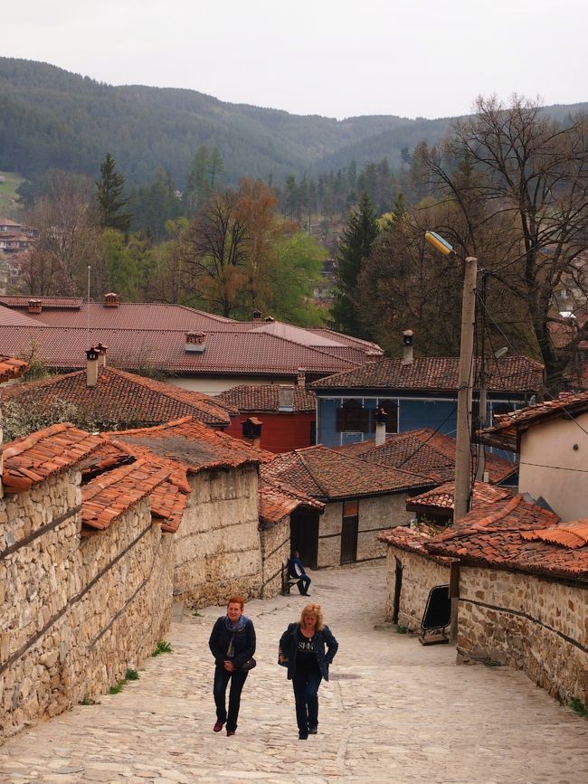 ブルガリアでは田舎の小さな村（町）がいいね～なんて思ったひとつ・・・コプリフシティツァ村の写真。<br /><br />１４世紀、オスマン朝の侵略から逃れ、山奥に住むようになった人々の集落・・・そんな集落がブルガリアには多くある。<br /><br />結局ブルガリアは、１４世紀末～１９世紀後半まで５００年にわたりオスマン朝支配下に置かれることになるのだが、コプリフシティツァは、１８世紀になると、スルタン（オスマン朝皇帝）から、租税の軽減と村人の武器携帯が許され、１９世紀になると、オスマン朝領土内各地との通商で発展したのである。<br /><br />経済的に潤った商人達は、競って豪邸を建てるようになった。その邸宅は、１８～１９世紀の民族復興様式に、オスマン・トルコ様式や西欧からのバロック様式をミックスさせた独特の建築となっている。<br /><br />カラフルにペイントされ、上階がせり出し、玄関ファサードなどに曲線が使われている・・・などが特徴。<br /><br />そして現在、こうした遺産を保存するために、村や町を丸ごと・・・あるいはその一部を建築保護区に指定し、当時の家並みを修復・整備・保存している。
