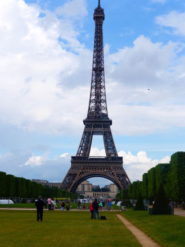 娘と22年ぶりにパリへ。<br />パリ3泊5日のフリー旅行です。<br />3日目、午前中ヴェルサイユ宮殿に行き、午後はパリ街歩きです。