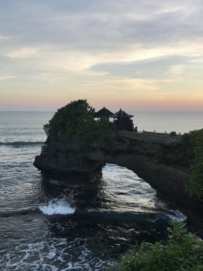 仕事やらなにやらで行きたいと思っていながら行けなかったバリ島。15年越しの思いが届き、ようやく行く事が出来ました。<br /><br />☆シンガポールからJETSTARでバリ島まで約2時間半。<br /><br />☆ウブドのカジャネムアに1泊、ジンバランのインターコンチネンタルに2泊の3泊4日。<br /><br />☆移動は「ドイバリ」という日本語のカーチャーターを利用しました。コマンさんという子供好きの優しいドライバーさんに大変お世話になりました。<br /><br /><br />☆鉄道がないので移動は全てカーチャーターです。忘備録も兼ね記録します。<br /><br />☆大人2名　３歳児１名のファミリー旅行です。