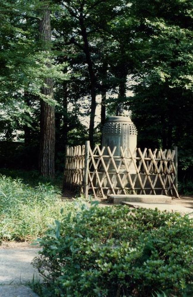 烏山寺町 1999/03/11(個人記録)<br /><br />年代は、1990年代だと思いますが、はっきりしませんでしたので、1999年にしました。<br /><br />関東大震災後に寺院が集団で世田谷烏山に移転した事をテレビか雑誌で知って、烏山寺町に行ってみました。<br />写真が残っているだけで、印象など殆ど覚えていません。<br /><br />アクセス:京王線千歳烏山駅下車