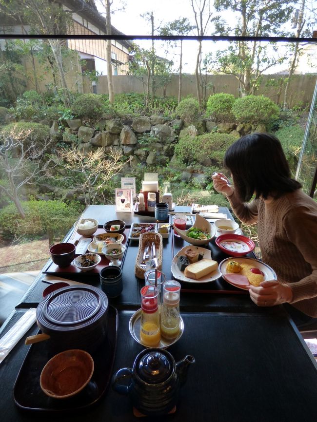 ダイヤモンド鎌倉別邸ソサエティーでは朝七時十分から、1階の日本料理 あじさいで、和洋食のお膳出しの朝食が頂けます。<br /><br />朝食にはお漬物バイキングもあって、コスパが高い、満足の朝食が楽しめます。<br />