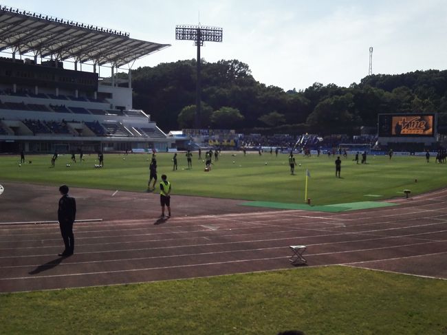 今日も自転車こぎこぎ天空の城、野津田スタジアムへサッカー観戦。我が町田ゼルビア、今日の相手は因縁の大分トリニータ。そう２年前のＪ２/Ｊ３入替戦で完膚なきまでに叩き潰し、Ｊ３の奈落のズンドコに落してやった大分が相手だ！<br />今年のゼルビアは去年ほどの勢いはなく、Ｊ２中位をさまよっている。対して大分はＪ１昇格プレーオフさえ狙える位置にいる。相手にとって不足はない。かかってこいや！