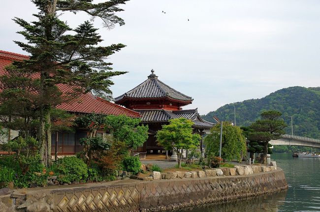 お隣は島根県の益田市に所用があり、早朝から出かけました。<br />特に、早くから行く必要は無かったのですが、以前から行こうと思っていた萩市江崎地区にある六角堂と益田市にある柿本神社を巡ろうと計画しました。<br />江崎地区にある六角堂は、西堂寺の境内に有り、その起源は15世紀に遡ります。<br />長者の娘が悲恋の末、海に身を投げその後、漁師の網に仏像がかかりそれを母親が尼となり菩提を弔ったと言われています。<br />湾に面した半島に建つ六角堂はあたかも海に浮かんでいるように見えます。<br />近くにある橋の上からもその全景を見ることが出来ます。<br />しかし、いつの時代も人は恋に身を焦がし、母親の愛は海よりも深いものなのですね。<br />六角堂を後にして益田市に入り、高津柿本神社を参拝しました。<br />益田市には、二つ柿本神社が有り、それぞれ地名を冠して戸田柿本神社と高津柿本神社と呼ばれています。<br />今回は、高津柿本神社の方に参拝しましたが、<br />以前、と言っても30年位前に来た記憶があるのですが、その頃とは雰囲気が違って立派な感じがしました。<br />参道の石段を上り、参拝をしてから周辺の遊歩道を歩いて違うルートでまた神社の下側まで行きました。<br />柿本人麻呂は、謎が多い人物で、出生や終焉の地は諸説あるものの、益田市戸田に生まれ、益田市沖合にあったとされる、鴨島で亡くなったとも、石見に帰る際、島根県安来市の港より船を出したが、近くの仏島で座礁し亡くなったとも言われています。<br />また、万葉詩人として名を馳せ、百人一首にはあの有名な、「あしびきの 山鳥の尾の しだり尾の ながながし夜を ひとりかも寝む」を残したと言われてますが、この首は人麿の作では無いとも言われています。<br />本当に所は、誰にもわからないのかも知れませんが、伝承や伝説の中で今も益田の地で柿本人麻呂が生きているのは間違いありません。