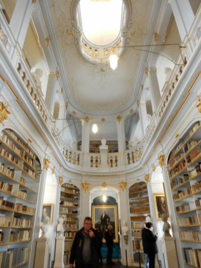 ワイマールの最後の見学地へ向かいます。<br />先に述べましたこの旅のテーマのひとつがバウハウス関連施設を訪ねること<br />ですが、ふたつめが”美しい図書館”探訪です。<br />パイインターナショナル発刊の「世界の美しい図書館」という本で<br />世界の図書館に魅せられ、今回の旅で２ケ所、できれば３ケ所訪ねたいと<br />目論んでいました。<br />その１ケ所めがこれから訪ねる「アンナ・アマーリア大公妃図書館」です。<br />先程訪ねた「ヴィトゥムス宮殿」にお住まいだった、あの大公妃が創設した図書館。<br />その美しさのみならず、ゲーテが司書を務めたことがあったり、ルターが<br />所有していた聖書が所蔵されているなど著名人ゆかりの図書館でもあるそうです。<br />この旅の中でも特に楽しみにしていた場所へ、いざ！<br /><br />以下、今回の旅程です。（☆印がこの旅行記です。）<br />　４月２２日（土）　福岡～関空～フランクフルト<br />☆４月２３日（日）　フランクフルト～ワイマール～デッサウ<br />　４月２４日（月）　デッサウ～ベルリン<br />　４月２５日（火）　終日ベルリン<br />　４月２６日（水）　ベルリン～ポツダム～ベルリン<br />　４月２７日（木）　終日ベルリン<br />　４月２８日（金）　ベルリン～マイセン～ドレスデン<br />　４月２９日（土）　終日ドレスデン<br />　４月３０日（日）　ドレスデン～プラハ<br />　５月　１日（月）　終日プラハ<br />　５月　２日（火）　プラハ～ニュルンベルク～ヴュルツブルク<br />　　　　　　　　　　　　～フランクフルト<br />　５月　３日（水）　フランクフルト～フロイデンベルク～ジーゲン<br />　　　　　　　　　　　　～マインツ～フランクフルト<br />　５月　４日（木）　フランクフルト～ブーツバッハ～フランクフルト<br />　　　　　　　　　　　　～夜便でフランクフルト空港より帰国<br />　５月　５日（金）　羽田～福岡