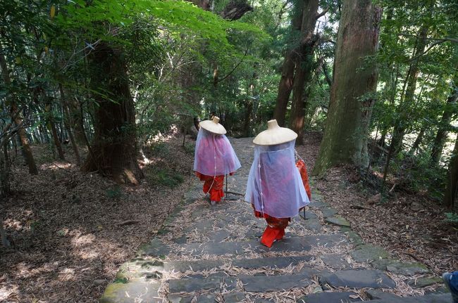 去年旅した近所の友人と今年も旅行を計画。<br />3人が行ったことが無い場所を探すのも、結構大変。<br />丁度家に○○ツーリズムから案内本が届いていたので、そこから探して、熊野古道に行ってみたいという3人の意見が一致して「山の中辺路・海の浜参道・石畳の大門坂・熊野古道3絶景と熊野三山めぐり」のコースに決めました。<br />熊野古道はほんの一部を歩くようです。ほとんどがバス移動のようですが、パンフレットではよくわかりません。<br /><br />今回の旅行はその場で決めたのが良かった。「また考えてみようね」なんて言っていると自然消滅してしまうから。<br /><br />旅のコース<br />一日目　東京駅集合　新幹線ひかりで名古屋<br />　　　　バス移動<br />　　　　大門坂ー那智の滝ー熊野那智大社・那智山青岸渡寺ー橋杭岩ー串本ロイヤルホテル<br />　　　　<br /><br /><br />