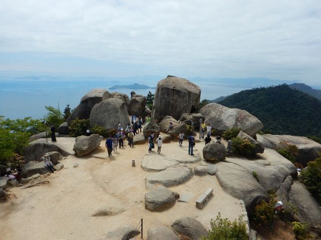 子どもたちに和歌山パンダランド（アドベンチャーワールドのことです）とうさぎ島、どっちに行きたい？と聞いたら迷わずうさぎ島との答え。うさぎならうちでも飼っているので毎日見ているはずなのに・・・パンダのように白黒の牛がたくさんいる我が家、パンダは見飽きてる！？<br /><br />５/２　直行便で広島へ<br /><br />５/３　秋芳洞、別府弁天池、青海島巡り<br /><br />５/４　元乃隅稲成神社、ムーバレー<br /><br />５/５　世界遺産・宮島<br /><br />５/６　うさぎ島、トムミルクファーム、尾道街歩き<br /><br />５/７　北海道へ