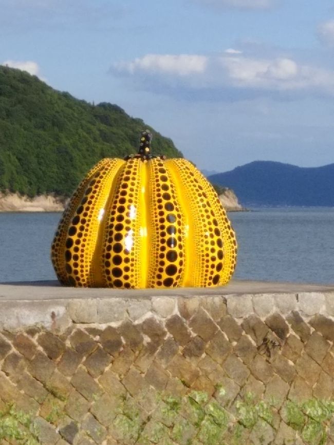 香川県の直島にある地中美術館に行きました。<br /> 表紙の写真はつつじ荘の近くの「南瓜」です。草間彌生さんの作品です。