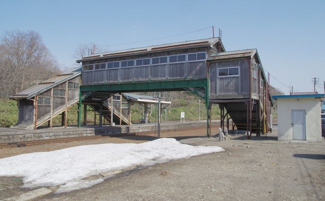 2017年4月 北海道に行ってきました。<br /><br />ここでは前回の続き(→ http://4travel.jp/travelogue/11246611 )最終日の旅行記になります。<br /><br />前回の旅行記で神威岬に向かいましたが、まさかの閉鎖で時間が余ってしまいました。来た道を戻るのもつまらないと思い、ドライブがてら先に向かいました。<br /><br />岩内経由で余市・小樽方面に戻ろうと思っていたところ、途中に「小沢駅」があることを発見。<br />以前、小沢駅を紹介するホームページをたまたま見て、この駅の跨線橋になぜか惹かれてしまいました。いつか行ってみたいと思っていたので、このチャンスに訪れてみることにしました。<br /><br /><br />【行程】<br />JRイン札幌駅南口→タクシー→日産レンタカー札幌駅北口店<br />レンタカーにて<br />日産レンタカー札幌駅北口店~島武意海岸~神威岬~小沢駅~東追分駅跡~日産レンタカー新千歳空港店<br />日産レンタカー新千歳空港店→送迎バス→新千歳空港<br /><br />新千歳空港(20:30)→ANA82便→羽田空港(22:05)<br /><br /><br />