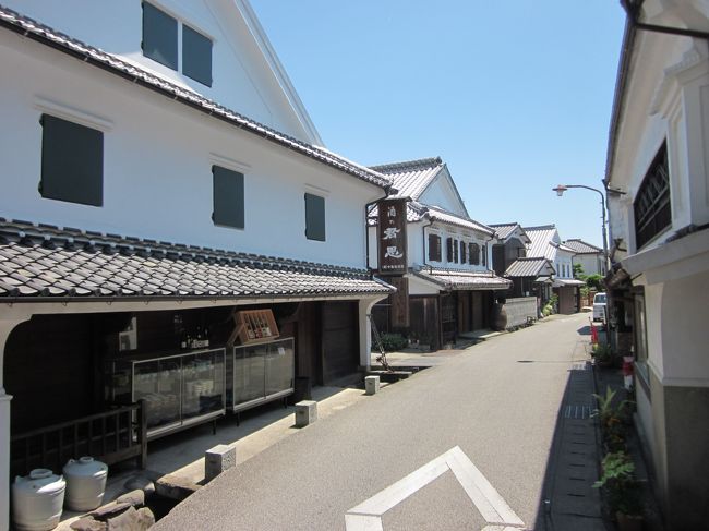 今回の楽しみの一つにしていた肥前・鹿島の浜宿「鹿島市浜中町八本木宿伝統的建造物群保存地区」、通称「酒蔵通り」をぶらぶら歩きすることでした。<br /><br />江戸時代の旧長崎街道の多良往還の宿場町として栄えた「浜千軒」との呼ばれる有数の町で、明治以降も水産加工業や酒造などの醸造業を中心に発展し豊かな町並みがつくられたところ。<br /><br />浜川左岸に広がる東西１ｋｍほどの狭い通り（旧長崎街道・多良往還）に”国登録有形文化財”の商家・家屋が密集し残されたところも非常に珍しいと思いますし、実に美しい景観です。<br /><br />また、現在もこれだけ狭い地域に８酒造の蔵元（富久千代酒造・飯森酒造・中島酒造・光武酒造・呉竹酒造・峰松酒造・水頭酒造・幸姫酒造）が密集し、酒蔵通りに沿いにはその中の５酒造が今も当時の佇まい・風情を残していることに驚きます～。<br /><br />京都・伏見や兵庫・灘五郷、広島・西条も酒造業で栄えた密集地域ですが、これほどまでの景観は残ってないのが現状です。<br /><br />九州の中で鹿島は古くから日本酒造りがこれほど盛んなのは、豊かな水と米に恵まれ、蔵人の手によって良質な酒が醸されたに違いないです。<br /><br />案内所で伺うと～、年に４回ほどイベントがあるものの、それ以外はひっそりと静かに”まち歩き”を楽しんでいただけますとのことです。<br /><br />試飲や試食をしたり、楽しい話を聞かせて頂いたり、色々な発見が出来ますよ！。<br />皆さんにも、静かなタイムスリップを是非、楽しんで頂けたらと思います。<br />では、最後の６部「ぶらぶら歩き暇つぶしの旅」です。<br /><br />ＰＳ、周辺意外にも鹿島市内には、矢野酒造・馬場酒造も在りました。