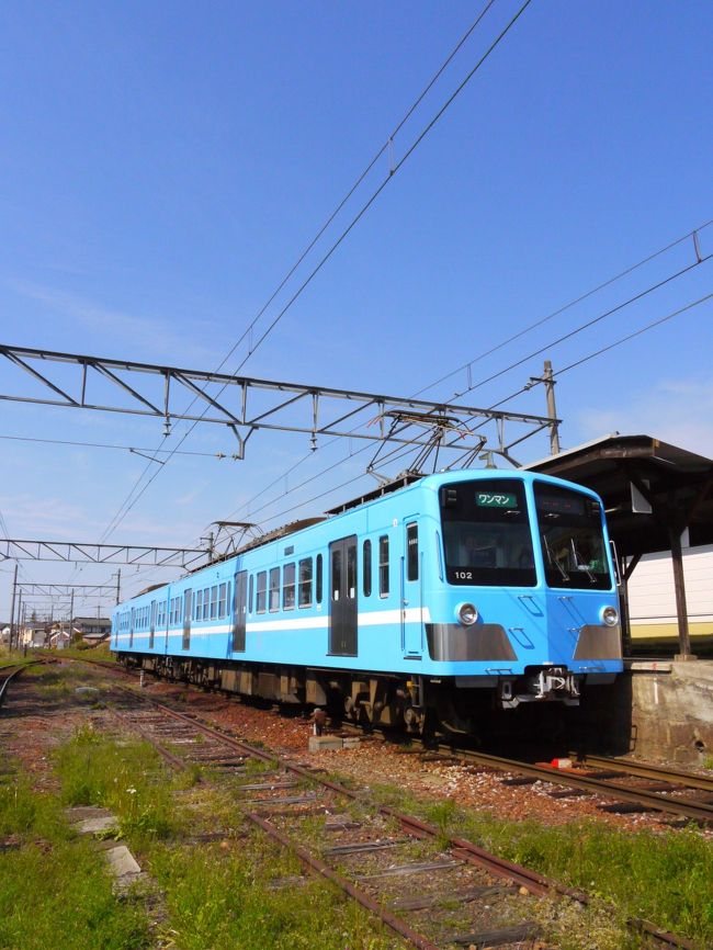 前々から温めていた近江鉄道で古い駅舎を巡る旅。<br />急きょ母も一緒に行くことになったので、今回は2人旅。<br /><br />母「鉄子2人に見えるんかなぁ」<br />私「大丈夫。ちょっと鉄道好きなんかな～くらいにしか見えへんから。」<br /><br />変な心配をしてた割に、後半にもなるとすっかり楽しみ始めた母ｗ<br /><br />前半でどうしても行きたかった古い駅舎の大本命・鳥居本駅や、新八日市駅は見てきたから、後半は貴生川～八日市間の古い駅へ。<br /><br />ここには私が近江鉄道で降りる旅がしたいと思ったきっかけになった、「日野駅」がある。<br />絶対寄らなくてはって思ってたのに、なんとまぁ絶賛改装工事中やねんて～(´;ω;｀)ｸﾞｽﾝ<br /><br />もうちょっと早く行動に移せばよかった・・・・<br />そうなる前に！<br />まわってきた駅はどこも素敵やったので、このまま残ってほしいなぁ<br /><br />※写真多いので、飛ばし読みをおすすめします