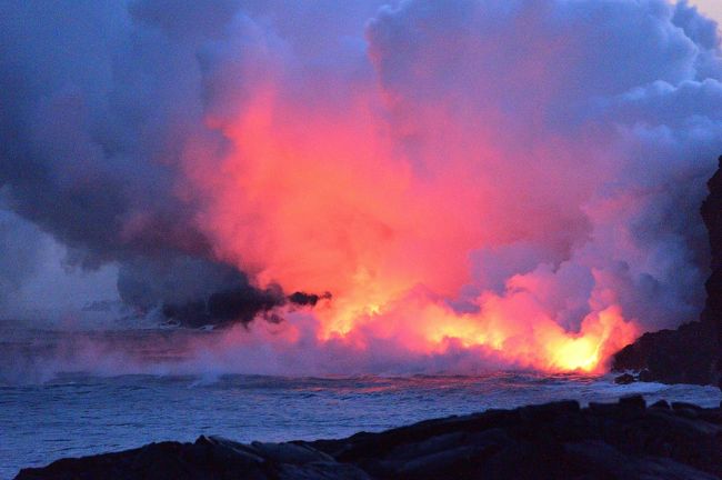 ハワイ島　カラパナ地区の溶岩を見に行きました。<br /><br />行程とは違いますが、折角なので先に投稿します。<br /><br />しかし溶岩削って道作るってスゲーナー<br /><br /><br />2017/10/01 写真を追加しました。<br /><br />10/25より、オアフ島で横断歩道を横断中のスマホ等の操作禁止になってます。<br />オアフに行かれる方は気を付けてください<br />https://www.travelvoice.jp/20170804-94504