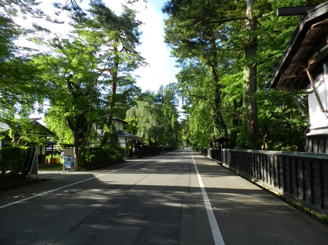 ふるさと納税でGETしたpeachのポイントをどこで使おうかと考えていたところ、夏休み期間に東北縦断旅行をしようということになりました。<br />日程は8/9～8/13の4泊5日で、往路は関空→仙台のpeachを予約し、途中の移動はレンタカー、レンタカーを青森で乗り捨てて北海道新幹線で函館へ、函館で1泊して函館→大阪（伊丹）をJALで予約しました。<br />この旅行では、宮城県・秋田県・岩手県・青森県・北海道の5道県を訪れました。<br /><br />《その５》は、角館観光です。<br />秋田県湯沢市にある『川原毛大湯滝』を訪れた後、角館を目指しました。<br />２時間サスペンスが好きなJOECOOL夫婦は、何度となくドラマの舞台となった角館にやっと来ることができて感激でした～！<br />有名な枝垂れ桜の時期ではありませんが、青々とした木々の中の武家屋敷や街並みも素敵でしたよ♪