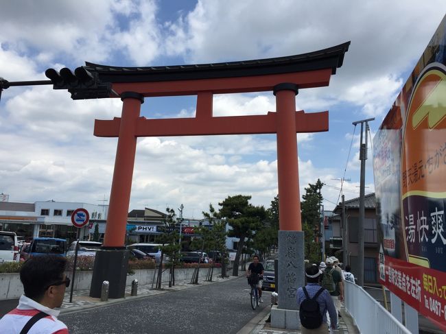 今回は、茅ケ崎から、平塚に至る東海道に沿って、ハイキング兼神社仏閣を見学。約10㎞の行程であった。いくつかの新発見をした。茅ヶ崎駅北口から、国道1号線へ向かい、最初の信号のところにある一里塚(これは江戸から数えて14番目になる)を見る。そこから1号線を下り、途中東海道松並木(現在修復中)で、松が徐々に繁り始めている。本格的な松林になるには、これからも相当の年月がかかると思われる。円蔵寺を眺め、十間坂の信号をこえ、第六天神社へ向かう。十間坂といわれる如く、神社の裏手は、坂となっており、大変大きな松があり、頂上には、トンビが巣を作っていた。さらに進み。鳥井戸橋を超え右手に折れると、鶴嶺八幡宮の参道である。松が参道に植えられており、日差しを遮ってくれているので、よかった。八幡宮の右手の奥には、龍前院がある。丁度住職がおられ、丁寧に由来など説明をしていただき、1600年代からの歴史を振り返ることができた。ここの五輪塔のいずれかが頼朝のものといわれているとのこと。昔は、大小合わせて146の五輪塔があったが、盗まれ現存しているのは、80体とのこと。来た道を引き返し、1号線へ戻り、平塚方面へ向かう。途中、旧相模川の橋脚が、関東大震災で出現したもののレプリカがあり、江戸時代の橋の素晴らしさを感じた。さらに上国寺、信隆寺、馬入橋、蓮光寺、眞福寺をみる。江戸から15番目の一里塚跡の碑をみて、足を平塚駅へとすすめた。遅い昼食を平塚駅のラスカビル内のレストランでとり、解散となった。