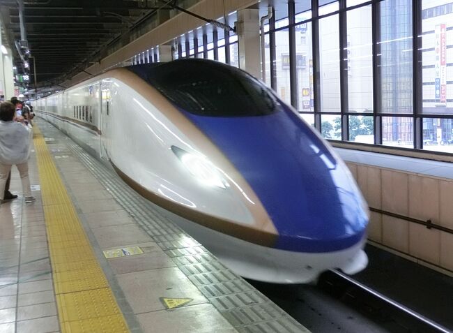 石川県を走る観光列車『花嫁のれん』『のと里山里海号』、富山県を走る観光列車『ベル・モンターニュ・エ・メール（べるもんた）』に乗るために行って来ました♪<br />３つの観光列車に乗ることをメインに空いた時間も出来るだけ観光しようと欲張ってみました。<br /><br />● 日　程　2017.5.26～2017.5.28<br />● ホテル　1泊目...アパホテル金沢駅前<br />　　　　　 2泊目...ホテルアルファーワン高岡駅前<br />● 旅　程　★1日目...大宮～金沢間北陸新幹線・金沢散策＆ぐるめ<br />　 　　　　☆2日目①...花嫁のれん乗車<br />　　　　　 ☆2日目②...のと里山里海号乗車<br />　 　　　　☆3日目...高岡散策＆べるもんた乗車＆富山散策<br />　 　　　　<br />【1日目】<br />自宅＝大宮駅＝（北陸新幹線乗車）＝金沢駅＝金沢城＝兼六園＝金澤神社＝石浦神社＝武家屋敷跡＝尾上神社＝にし茶屋街＝ホテル<br /><br />