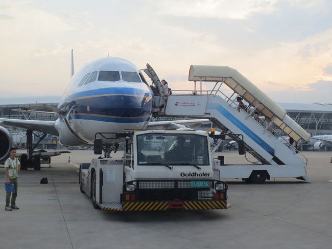 上海旅行、3日目はゆっくと休んで、上海浦東国際空港、第２ターミナルにむかいました。<br />セキュリティのチエックで時間がかかるので、3時間前までには空港に着くようにしています。<br />荷物もあるので、事前に空港までタクシーを頼んでありました。<br /><br />空港まで約40分はかかります、タクシー代は192元でした。<br /><br />お土産物屋さんをみたり、カフエで食事しました。<br />上海浦東国際空港は、平日でも多くの人でした。<br />搭乗ゲートが航空券と途中で変更になったようで、少し慌てました。<br /><br />中部国際空港に着いたのが22時半になりました。<br />東横インホテルに宿泊しました。<br /><br />とても丁寧に対応していただきました。<br />お部屋も清潔な快適なホテルでした。<br />朝のモーニングもバランスのいい食事ができました。<br /><br /><br />