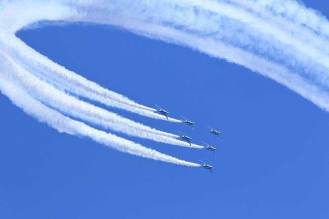 鳥取県の航空自衛隊美保基地（米子空港）で、「美保基地航空祭2017」が5月28日（日）に開かれるということで行ってきました。<br />9時から15時まで開催され、開門時間は8時45分とのこと。<br /><br />私たちは日帰りで出発です。<br />マイカー利用のための駐車場があるとのことでしたが、非常に混雑するとの情報でしたので、米子駅までマイカーで行き、米子駅からはＪＲで行くことに。<br /><br />8時15分頃、米子駅前の地下駐車場に到着です。駐車場の係員から満車の通告が。ただ近くの駐車場を教えていただいたので車を回すことに。<br />イオンの駐車場です。非常に大きな駐車場で、私たちが行った時間では余裕でした。（最大1,000円でした）<br />8：30頃のＪＲに乗る予定でしたが、間に合わず、臨時の9：10快速に乗車。<br />米子空港駅までは約20分でした。<br /><br />残念、オープニングフライトには間に合わず。<br /><br />米子空港駅からは、空港ターミナルビルを通り、約15分で航空自衛隊美保基地に到着です。<br />ＪＲからも非常に多くの人たちが向かっていましたので迷うことなく行けます。<br /><br />さて、美保基地航空祭2017の展示飛行プログラムです。<br />9：05～　オープニングフライト<br />9：10～10：30　第3輸送航空隊・所属機の展示飛行<br />10：35～10：50　海上保安庁ヘリコプター展示飛行<br />11：00～11：20　Ｆ2展示飛行<br />12：25～13：45　ブルーインパルス展示飛行<br />14：00～14：20　ＹＳ11最終展示飛行<br />以上ですが、やはりメインはブルーインパルス展示飛行ですね。<br /><br />また、基地内では、グッズや飲料、軽食等の販売はありますが、非常な混雑。できれば、昼食や飲み物は持参がベストです。<br />トイレも仮設がありますが、混んでいました。<br />この日は快晴、非常に直射日光が強く、逃げるところはほとんどありませんので、帽子は必携です。<br />そして、見るところは自由ですが、ロープの張っている前が見やすいし、写真も撮りやすいですが、一度離れるとその場所はなくなりますので、良い場所が取れたら動かないことですね。<br />シートや携帯用の椅子などの持参お勧めです。<br /><br />さて、帰りも大変ですよ。<br />基地のゲートを出るところからＪＲ米子空港駅まで人人人。<br />ＪＲに乗るまで1時間から2時間は待つ覚悟で。<br /><br />迫力ある航空ショーで、大満足でした。<br /><br />