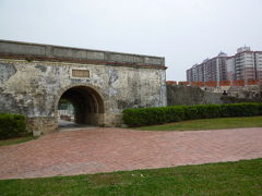 春節の台湾へ⑩(Modern Toilet(便所)/蓮池潭・都市森林浴場・鳳山縣舊城 サイクリング/大八台飯店で飲茶/品元糖口) 2010/02/22-23