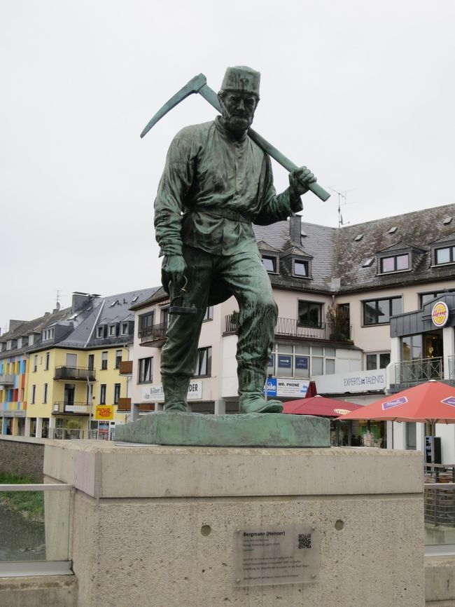 2017年5月3日（水）Siegen ジーゲン♪<br />昨年の秋、この街に足を運んだのですが時間が足りず、<br />街並みを散策する事が出来なかったので(*^_^*)<br />※ハッピーねこさん♪ありがとうですぅ☆<br /><br />残念なことに雨が降り始めてしまい、フォトを撮るのが少し難しい状況でした。でも♪楽しい楽しい散策でした♪<br /><br />旧市街まで行くのに坂があり、意外と急な坂でてくてくするのが少しきつかったです!(^^)!<br /><br /><br />