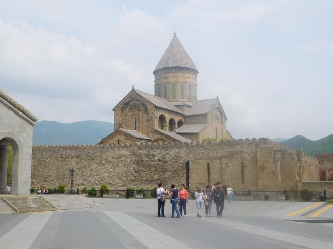 初めてコーカサスを訪れました。アゼルバイジャンはイスラム色、ジョージアは美しいグルジア正教会や街並み、そして4,000～5,000m級の山脈がある大自然、アルメニアは独特のアルメニア正教会とそれぞれ特色が違う文化の三ヶ国を満喫しました。<br /><br />---------------------------------------------------------------<br />スケジュール<br /><br />　　4月28日　成田－ [機中泊]<br />　4月29日　－ドーハ観光－バクー観光　[バクー泊]<br />　4月30日　バクー観光－（バス）－　 [車中泊]<br />　5月1日　－トビリシ観光　－（日帰りツアー）アナヌリ教会観光－<br />　　　　　カズベキ観光－トビリシ観光　[トビリシ泊]<br />★5月2日　トビリシ－（メトロ＋バス）ムツヘタ観光－（タクシー）－<br />　　　　　トビリシ観光　[トビリシ泊]<br />  5月3日　トビリシ観光－（列車）－　[車中泊]<br />　5月4日　－エレバン－（メトロ＋バス）エチミアジン観光－<br />　　　　　（バス＋メトロ）エレバン観光　[エレバン泊]<br />　5月5日　エレバン－（メトロ＋バス）ゲガルド修道院観光－<br />　　　　　（バス）ガルニ神殿観光－（バス）エレバン観光　[宿泊なし]<br />　5月6日　－ドーハ－羽田　