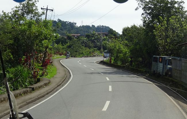 　バスは山道を登っていく。<br />　山道らしい山道だ。<br />　連続した厳しいカーブに、運転手は右へ左へと休む間もなくハンドルを回す。<br />　ラオスやタイ北部の旅を思い出す。<br />　そう、これが頭に描いていた山岳地方だ。