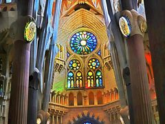 Spain-3　バロセロナ　サグラダ・ファミリア　荘厳な内部大空間　☆ステンドグラスの輝き！