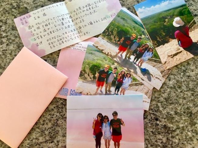 最近、会社のブログなのに、店長の日記と化して来ているように思うのですが、何だかその方がお客様のウケがいいようなので、懲りずにこのパターンで今日も書いてみます(笑)<br /><br />さて、、、今朝も4時過ぎに目が覚める、、、窓の外がやけにやかましいと思ったら、吹き込む窓からの風がブラインドを揺らしている音だった。。。風は6/4から上がり始める予報だったが、その兆候が出てきているのかな。。。今日のお客様は、一昨日のダイビングでは船酔いされたと報告があったから、一応、万が一のことも考えて酔い止めを持って行ってあげようか。。。そんな事を考えながら、朝の準備を進める。<br /><br />今日は、他のスタッフをツアーに送り出した後、ジンベエのチェックインに弊社の藤本を連れて行く。今年から写真に関してレギュレーションが厳しくなったので、新しい写真サービスの打ち合わせも含めて僕も出かけることにしたわけだ。<br /><br />それにしても、メキシコという国は自分の仕事に対しての責任感というものが薄い。ただ、仕事をこなしているという感覚が抜けきらない。<br /><br />写真にしてもそう、今年からレギュレーションが厳しくなった理由は分かる。先のブログでも書いたが、観光客が持ち込んだカメラでジンベエが傷ついたりしたことがその理由だ。<br /><br />しかし、それを理由に規制をし、写真については、専属ガイドが撮影をするというのであれば、お客さんは当然それなりの写真を期待するものだ。 大体、安くはない金額を支払うのだから。<br /><br />でもこれがメキシコではまるっきり出来てない。<br /><br />写真の出来は適当そのもの>>>これで金を取るのか?!?! 詰めよれば、お客さんが買う言っているんだし、それでいいじゃないか。。。なんて答えが返ってくる始末だ。呆れてものが言えない。<br /><br />今日もそのあたりの事を詰めるためにわざわざ僕が出かけたのだが、行ってみると見た顔がそこにあった。<br /><br />ケツアルコアトルじゃないか(笑)<br /><br />初めて出会ったのはもう10年以上前だ。コスメル島のツアー帰りにフェリーの中で向こうから日本語で話しかけてきた。奥さんが日本人で、娘はサクラというんだなんて他愛もない話をしたのだが、とにかく、名前にインパクトがあるものだから、忘れられない強烈な印象を僕に残していた。<br /><br />以来、時々顔を合わす程度で仕事そのものでクロスすることがなかったのだが、今回、そんなケツアルが写真を担当するという。もちろん、会社なので、誰が担当になるのかは分からないわけだが、このあたりはリクエストをすればいいのではないかとふと考えた。<br /><br />彼はプロのダイビングカメラマンだ。ま、メキシコ人なので、いい加減なところはありありなのだけれど。それでも、良い写真を撮る男だし、こいつが撮影をつとめるならいいかもなと少し期待の持てるミーティングとなった。<br /><br />ツアーにフォトプランを戻すことが出来るかはまだ分からないが、前向きに協議をすすめるので、是非期待してほしい。<br /><br />さて、そんな話をしている間にもスタッフから連絡が入る。最近は時代が進んだせいもあって、メールよりLINEなどの端末に直接連絡をくれるお客様が増えた。弊社のHPにもLINEのIDを載せているのだが、フォームメールからの問い合わせについで、電話よりもLINEでの問い合わせの方が増えている感じだ。<br /><br />ツアーの申し込みをLINEでする。電話より、最近の人たちは気軽にコミュニケーションや言いにくい聞きにくい事もLINEなら出来るという事なんだろう。<br /><br />僕がこの会社を始めたとき、まさに時代はネットの時代を迎えようとしていた。電話だと聞きたいことがまとまらないと困るし、電子メールなら、気軽に聞くことも出来るだろうし、いいかもしれないと考えたが、これが結構よかったのか、時代の後押しもあって、ここまでやってくることが出来た。<br /><br />そして、ふと、僕は自分の時間を記憶の中で巻き戻してみる。。。<br /><br />ネットの時代の前は、携帯電話だったな。。。大きな電話がどんどん小さくなっていって、どこにいても気軽に連絡が取りあえる便利な時代になったことを感じた、、、その前は何だっけ? <br /><br />そうそう、ポケベルだ(笑)<br /><br />ポケベルで送ることが出来る8桁の数字に、いろいろな気持ちを込めて送りあったものだった。<br /><br />14106 これで「アイシテル」だ(笑)<br /><br />0840 これは「おはよう」<br /><br />724106 何してる?!<br /><br />49106 至急TEL!!<br /><br />時に、何が書いてあるのか分からなくて、友人にこれはどういう意味だろう?!と喧々諤々したりもした(笑) 若い時代の良い思い出だ。<br /><br />その前はなんだったっけ? 僕がアメリカにいたころは、国際電話がまだ高かったが、どんどん安いサービスが出始めたころで、固定電話で国際電話サービスをよく使った。それでも、ひと月300ドルとかになって、支払いに困り、質屋に物を売りに行ったりもしたのも今となっては良い思い出(苦笑)<br /><br />だから、やっぱり電話は高額なサービスだった。そんな80年代終わりから90年代前半は、まだ貧乏学生だった僕にとって、日本の実家や友人とのやりとりは圧倒的に「手紙」だった。<br /><br />講義を終えて寮に戻ると、一枚の絵ハガキが届いている。<br /><br />何かとおもったら、大相撲の春場所が始まりました。なんて他愛もない絵葉書だったりした。。。当然だけど、そのはがきが届いた時点で春場所はとっくに終わっているなんて落ちはあったが、そうしたことを狙って出したりもしていたわけだ。<br /><br />片道早くて2週間、行って帰ってやりとりをしても一つの話題や話をするのに1カ月なんてざらだった。時代がのんびりしていた。誰もがせわしく生きているように見えながらも(24時間戦えますか?の企業戦士の時代だったからね)、どこか今の時代とは違ったおおらかさがあったように思う。<br /><br />さて、そんな昔の思い出に浸りながら、オフィスへと戻ってみると、、、僕のデスクの上にピンク色の封筒が置かれていた。<br /><br />何だ?!と思い、手に取れば、お客様からの御礼の手紙だった。。。<br /><br />今のこの時代に手紙を送ってくださるとは、なんて素敵な方なんだろう。。。時々、こうして手紙がお客様から届くのだけれど、やはり、届くまでに要した様々な物理的な時間が、この一つの物体に重みを加えているかな、お礼のメールもうれしいけれど、手紙ってのはまた違った感動のカタチがあるなーと、こいつは一体どこをどう旅してうちまでやって来たのかと思いながら、消印を確かめる<br /><br />なんと、3月17日じゃないか。。。<br /><br />2か月半もかかっている(笑)<br /><br />船便か?とみれば、AIR MAILと書かれている。そうなんだよな。メキシコに手紙を送ると大体2か月くらいかかることがほとんどなんだよ。<br /><br />荷物とかEMSの国際宅急便は2週間ほどで届くことがおおくなったけれど、手紙だけはいつまでたっても2か月くらいかかるのだ。一度、アメリカのボストンにいる友人に絵葉書を送ったら3カ月かかったこともあった。陸続き隣国アメリカですらこれなのだ。<br /><br />それでも無事届くんだから、不思議なものだ。今の時代、間違いなく手紙の流通量は減っているはずなのに、この切手を貼ってポストに投函するというスタイルのシステムだけは残り続けている。<br /><br />なんとも、レトロな手段になってしまっているけれど、それでも、気軽なメールやLINEでは伝わらない気持ちや思いを伝えるという意味では、これは素敵なマジックなのだろうなとあらためて感じさせられた。<br /><br />同封されていたスタッフとお客様が笑顔で写っている写真。思い出が自分の中で消化され、体験が思い出として熟成されるにはある程度の時間がかかるもの。そうして、時間を隔て眺めるこうした写真は、旅が特別のものであったことを、再び教えてくれるものなのだ。<br /><br />2か月半、いや、ツアーからだと3カ月半経過した後に、ふと届いた写真に、スタッフは何を感じるのかな。<br /><br />仕事が終わったら、さっそく、この写真を渡して反応を聞いてみよう。。。送ってくださったO様、素敵なお手紙ありがとうございました(^^)<br /><br />では、これをまた励みにまた仕事に戻るとしようか。。。<br /><br />皆様も素敵な一日を、そして、カンクンご滞在をお楽しみください。<br /><br />店長吉田<br /><br /><br />