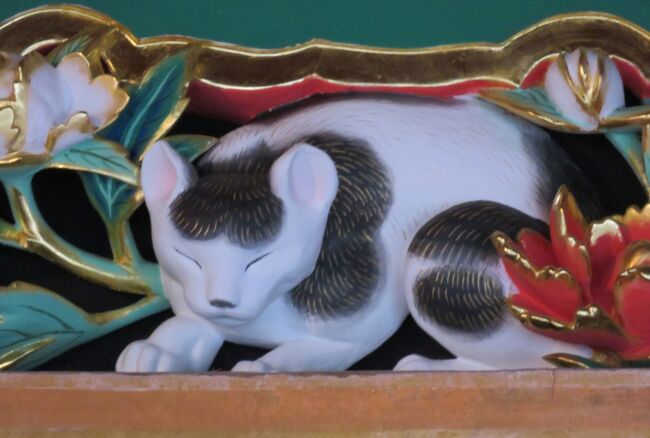 日光東照宮の紹介です。伝説的な江戸時代初期の彫刻職人、左甚五郎の作品と伝承されている眠り猫も鑑賞できました。東照宮でも一番大切な、家康の霊廟の入口に置かれた猫の彫刻です。