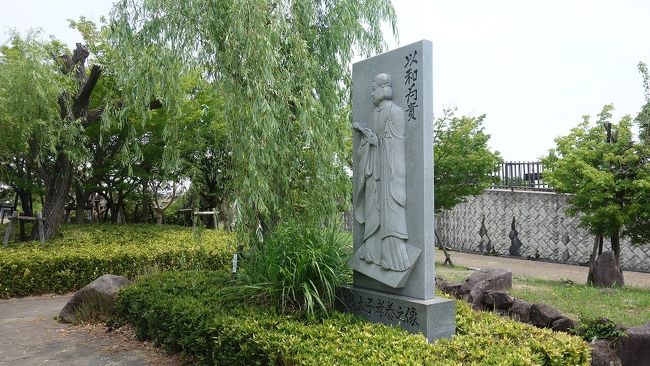 奈良は「砂かけ神事」で有名な河合町廣瀬大社から大和小泉周辺です。何時ものように車を置いたのは、斑鳩町図書館。田舎のこの種の公共施設は立派で、用地もデカいので隅に車を置いてもあまり目立ちません。真向かいのコンビニで、日焼け止めと念のために携行食を購入します。南へ走りますと大和川を渡河しますが、その前に「いかるが牛乳」の看板を撮影です。今回の入院では随分お世話になった牛乳です。ここには保冷の中継施設があるようでね。大和川を越えると一瞬ガソリンスタンド、マクドナルドそしてパチンコ屋が立ち並ぶ街が現れます。そこを左折すると廣瀬大社です。<br /> 一の鳥居から相当走ると拝殿です。ここは、二月に行われる「砂かけ祭り」が有名です。砂を雨に見立てて、大地に富をもたらす降雨を祈願する祭り。砂を掛け合う光景が滑稽で、ローカルネタで良く取り扱われています。鳥居に戻り曽我川の堤防上にあるサイクリングロードを北に走ります。ここから見立てると、廣瀬大社の長い参道は曽我川への二重堤の役を担っているように見えます。<br /> 大和川を渡り暫く走ると「上宮遺跡」です。遺跡は綺麗に整備・清掃されていて休憩にはお勧めです。子ども達が遊んだ痕跡が、大人の残した歌の近くに。さあ、再び堤防に戻りサイクリングロードで国道25号を渡ります。ロードは平城宮跡まで続きますが、小泉で脇に逸れます。小泉神社を迂回して坂を登りますと「小泉城址」の回遊式庭園が現れます。元和元年茨木城主片桐且元の弟片桐貞隆が、一万六千石で小泉に入封します。同3年貞隆は小泉城址に陣屋を構え、現在も子孫が住まわれているそうです。<br /> さあ、ここから追い風を受けて一気に矢田丘陵を下ります。あまり気持ちが良いので、「法起寺」を通り過ぎて戻ります。法起寺から「法輪寺」までは平坦な斑鳩の道。法隆寺近くの喫茶店で昼食の予定でしたが「休店」、先日の大神神社と同じですな。コンビニで買ってあった携行食で済ませましょう。少しはダイエットになりましたかな。法隆寺駅に戻ると、一筆書きの出来上がりです。