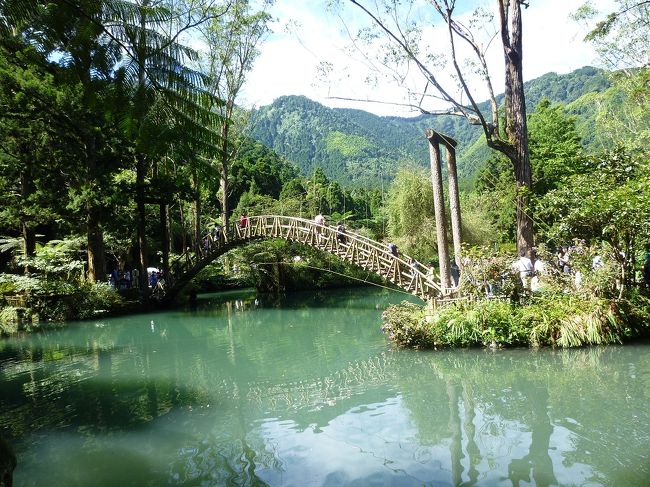 台湾旅行②(鹿谷・渓頭旅行) 2010/08/14-15<br /><br />8月14日、15日、 南投にある鹿谷・渓頭旅行に行きました。メインの目的地は渓頭森林遊楽地です。ここは台湾の避暑地で台湾各地から大勢の人が集まります。レンタカーを借りて、妻と息子、ママとで出かけました。朝食はママの家の前で軽食を取りました。最近出来たばかりですがお客は結構います。味はまあまあ。高速道路に乗って南投・鹿谷へ。阿月小吃で昼食。鶏肉、東坡肉、野菜2品、チャーハン、スープ500元。ここの名産は檜、お茶、芋、鶏です。先ずは麒麟潭を見学。雨が降ってきたので途中で切り上げて、開山廟へ。そのまま宿へ直行しました。宿は「好聖地渡假木屋」と言う民宿、民宿では結構、大規模でネットなど宣伝しているのでわかりやすい。宿賃は素泊まり一部屋4000元、夏場なので1000元も割高、高い割には、サービスが悪いと他の観光客もぼやいていました。確かに枕カバー、シーツなども清潔感あるとは言えませんでした。夕食は、近所には食べるところは無いので、散歩がてら、渓頭森林遊楽地内にある商品部(商店街)に行きました。途中、一品香でゆで卵を食べてみましたが、美味しくてママは20個も買っていました。清珍飯店で夕食を食べました。450元。山菜が美味しそうなので注文しようとしたが高いのでやめました。観光地なので食べ物が高いです。夕食後、再び散策。とあるお店でお店の可愛い小姐を写しました。宿に戻り、私は疲れていたので、就寝。家族はお酒を飲んでいました。翌朝、朝食を食べる為に近所にある系列のお店へ行きました。50元券を支給されていましたが、超えた場合は自腹。はっきり言って不味い。 朝食後、荷物置いて、渓頭森林遊楽地を散策。夏休みのせいか、台湾人のほかに中国人の観光客で一杯でした。ここは、標高1000m以上なのでとても涼しくて、散策には最適。大学池、空中走廊を中心に散策しました。その後は開子嶺温泉へ。<br />レンタカーは保険付きで1700元。