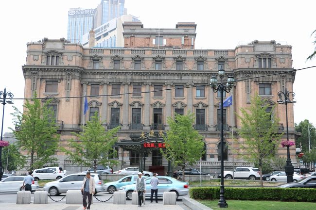 大連は中国にしてはロシア風の建物があり、日本におなじみの施設が多く残っているのでいつかは遊びに行こうと思っていたところ、格安ツアーがでていたので出かけてきました。<br />20年前仕事で行った際は、旅順に外国人は入られませんでしたが、今回は司馬遼太郎さんの坂の上の雲で書かれていた二百三高地などの戦跡地巡りができました。<br />今まで中国ツアーでの食事はあまり口に合わなかったのですが、今回はとてもおいしくいただくことができました。<br />大連は海のそばですので新鮮な魚介がおいしくいただけました。<br />今回の旅程は<br /> 5月30日:関空より大連に行き、旧ロシア人街、旧日本人街、老虎灘を観光<br /> 5月31日:中山広場(大和ホテル)観光後旅順に移動し、東鶏冠山、二百三高地、水師営会見所、旧関東軍司令部、旅順駅を観光。<br /> 6月1日:大連港観光後ツアーにつきものの翡翠店、お茶屋さんに立ち寄った後、金州に行き響水寺、正岡子規の句碑で有名な提督府、南山を観光。<br /> 6月2日:早朝大連より帰国。<br />3泊4日のツアーでしたが、料理もおいしく格安な割にとてもお得な旅でした。<br />今回は、旅行2日目の中山広場と旅順の観光を紹介します。<br />この日は朝からの濃霧で、肝心の二百三高地から旅順口を見ることができなかったのが残念です。<br />(本日天気晴朗なれども霧ふかしでした)<br />これもまた来いよと言われているのかも知れません。