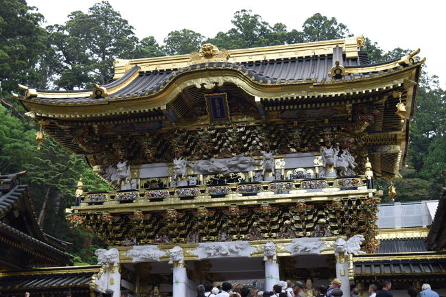 日光・鬼怒川へワン連れ旅行。<br />世界遺産の東照宮散策と中禅寺湖周辺の滝巡りを目的に訪問しました。<br />まずは、海外の有名な世界遺産に勝るとも劣らない、国内外の老若男女でにぎわう東照宮から。<br />建物内以外はワン連れOKですが、人が多いので抱っこかキャリーバッグがおすすめ。