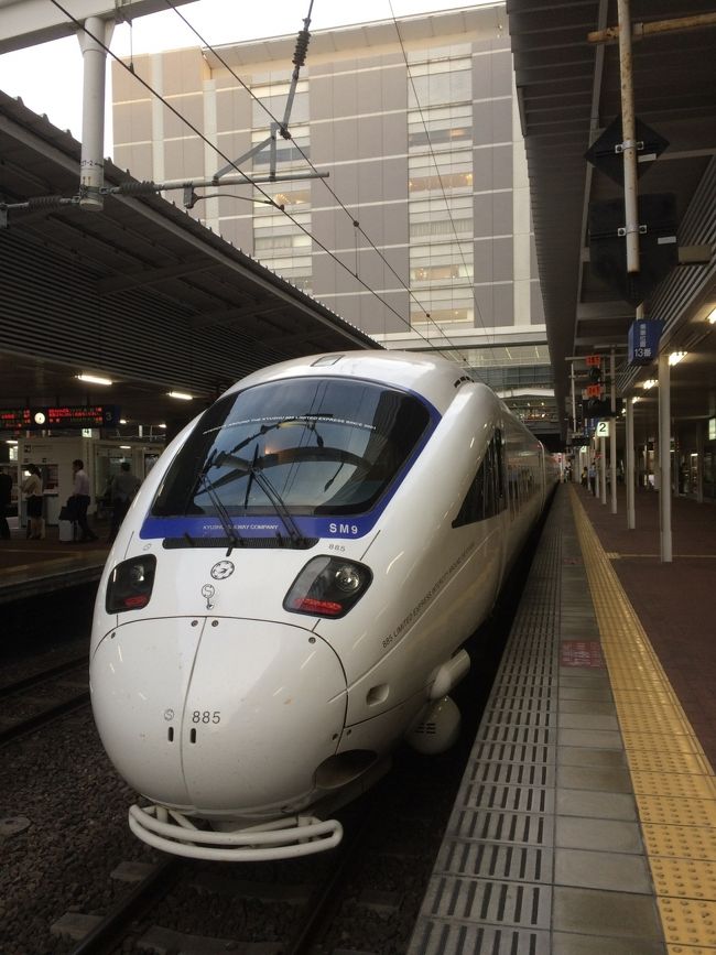 仕事が忙しくなかなか旅行に行けなかったなか、久しぶりの福岡北九州。羽田空港からJALで福岡空港へ。羽田空港の搭乗口内も綺麗になっていて、ラウンジもパワーラウンジと名前も変わって綺麗で快適でした。飛行機に乗り込み福岡空港へ。機内でWi-Fiが使えるようになったので便利です。福岡空港へ到着。改装工事中で地下鉄までかなり歩いた気がします。福岡空港から博多へ。そこからJRで黒崎へ。特急ソニック自由席を利用。特急料金510円を乗車料金にプラスすれば、約1時間の快適な列車旅になります。黒崎駅に到着、宿泊先は駅前にあるコンフォートホテル。以前にも利用してますが、綺麗なホテルで落ち着いた雰囲気で安心できます。先輩たちと合流して、黒崎の居酒屋へ。楽しい時間を過ごすことができました。<br />翌日は朝早く起き、京都郡みやこ町にある京都カントリーにてラウンドを楽しんでから帰りました。また時間を作って行きたいと思います。