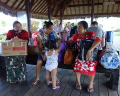 タヒチでCカード取得 【その１-９】 "ボラボラ" のロッジをチェックアウト、港経由で空港まで。"Vaitape の港" で連絡ボート待ち！