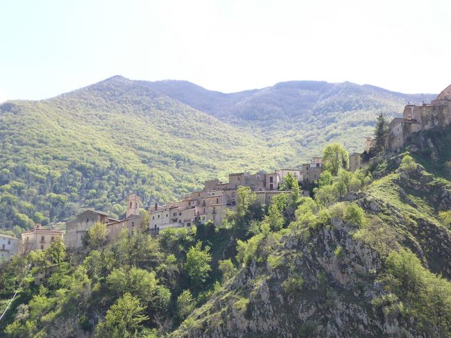 春の優雅なアブルッツォ州/モリーゼ州　古城と美しき村巡りの旅♪　Vol249(第9日)　☆Villalago：小さな教会「Eremo di San Domenico」から美しき村「ヴィッララーゴ」へ♪