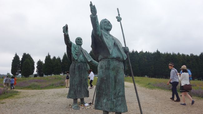 サンチャゴ・デ・コンポステーラ郊外の希望の丘にたどり着きました。（バスに乗ってですけど。）