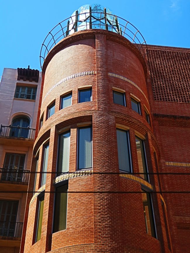 カタルーニャ音楽堂（Palau de la M&amp;uacute;sica Catalana）は、スペイン、バルセロナにあるコンサートホール。1997年、サン・パウ病院とともに、バルセロナのカタルーニャ音楽堂とサン・パウ病院としてユネスコの世界遺産に登録された。<br /><br />カタルーニャ音楽堂は建築家リュイス・ドゥメナク・イ・ムンタネー（Llu&amp;iacute;s Dom&amp;egrave;nech i Montaner）によってムダルニズマの様式で設計されたコンサートホールである。1905年から1908年にかけて、カタルーニャ・ルネサンス（文芸復興運動）において指導的役割を果たした合唱団、ウルフェオー・カタラー（Orfe&amp;oacute; Catal&amp;agrave;、1891年設立）のために建設された。建設にあたってはバルセロナの篤志家たちの財政支援も受けている。この音楽堂の建設によりドメネクは1909年にバルセロナ市より賞を受けた。<br /><br />1982年から1989年にかけてオスカル・トゥスケッツ（&amp;Oacute;scar Tusquets）とカルラス・ディアス（Carles D&amp;iacute;az）による大規模な修復が行なわれた。1997年、カタルーニャ音楽堂はユネスコの世界遺産に登録され、今日では毎年50万人以上の人々が交響楽や室内楽、ジャズ、伝統音楽などを楽しむためにこのホールを訪れている。<br />20世紀初頭のバルセロナにおけるアールヌーボー様式を伝えるものとして世界遺産に登録された。<br />（フリー百科事典『ウィキペディア（Wikipedia）』より引用）<br /><br />スペイン（英語の Spain に基づく）、正式国名スペイン王国（スペイン語: Reino de Espa&amp;ntilde;a）は、ヨーロッパ南西部のイベリア半島に位置し、同半島の大部分を占める立憲君主制国家。首都はマドリード（マドリッド）。<br />スペイン国内には、ユネスコの世界遺産一覧に登録された文化遺産が34件、自然遺産が2件、複合遺産が1件存在する。さらにフランスにまたがって1件の複合遺産が登録されている。<br />（フリー百科事典『ウィキペディア（Wikipedia）』より引用）<br /><br />憧れのスペイン10日間　　（ルフトハンザ　ドイツ航空利用）<br />コース番号：E527A　　ブランド：トラピックス　総額　327,750円<br />2日目<br />08：30；ホテル発。<br />◇◆◇バルセロナたっぷり1日観光◇◆◇<br />午前；ガウディ建築巡り（3時間）【世界遺産】◎サグラダファミリア☆、◎グエル公園、△カサ・バトリョ。<br />午後；バルセロナ旧市街散策（3時間）（【世界遺産】○カタルーニャ音楽堂からスタート→○カテドラル→中世の面影が残る○ゴシック地区→○ランブラス通り→○レイアール広場→○サンジュセップ市場→○カタルーニャ広場）。　　18：00；ホテル着。 <br />【宿泊地：バルセロナ泊】  ●アバガーデン　（2連泊）<br />