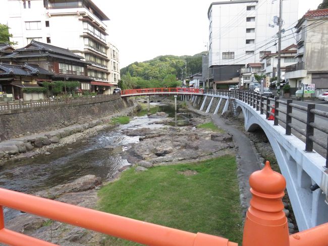 萩美術館での2週連続の葛飾北斎鑑賞を楽しんだ後は、家内も一緒だったので、帰り道に長門湯本温泉に一泊することにした。昔から何度も利用したことのある一福旅館に一泊した。一風呂浴びてから夕食をとり、それから夕涼みに出るとホタルが飛んでいた。またこの土曜日は足湯のある広場で地元の人たちがライブ演奏や出店を楽しんでいた。大型のナスが試食したら美味しかったので家内が購入した。<br /><br />翌朝はいつも通り、音信川沿いを散歩する。安倍首相とプーチン大統領が滞在した大谷山荘の別館「音信（おとずれ）」の前を歩いて、もっと奥まで歩いていくと川沿いの景色は素晴らしくなる。彼らが散歩したのかどうかは知らないが。。<br /><br />一枚目は到着した湯本温泉。時刻は5時50分。<br /><br /><br />