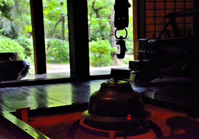 前編では鶴翔閣から天授院までを急ぎ足で紹介いたしました。レポ内容から、京都 桂離宮と神戸 相楽園、京都 渉成園を足して3で割ったようなスポットとイメージされたかもしれません。しかし三渓園の真骨頂はそれだけではありません。<br />具体的に言えば、関東最古の三重塔や最大級の合掌造の古民家などが外苑に配置されています。三重塔は原三渓が幼少期にいつも見上げていた故郷の日吉神社 三重塔を懐かしみ、横浜の地にその景観を再現しようと廃寺となった燈明寺から買い取って後世に遺したものです。同様に古民家の矢箆原家住宅は、高度経済成長期の大型ダムの乱開発に伴い水没する寸前だったところを三渓に救われて後世に遺され、国の重要文化財にまで昇り詰めました。その他、三渓が傾倒していた茶人としての趣味人の一面も見逃せません。<br />多彩な嗜好が高密度に配置された庭園ですので、それぞれの感性で的を絞り、そこをズームアップされると満足感もより高くなると思います。<br />難点なのは、交通アクセスがあまり良くないことです。JR根岸駅が最寄り駅となりますが、徒歩では40程要し、市バスを併用することになります。市バスを使われるのであれば、JR桜木町駅から乗車されることをお勧めします。JR桜木町駅まではJR横浜市内チケットが使えます。市バスは、8・148系統は2番乗り場、106系統は11番乗り場から乗車し、所要25分程で「本牧三渓園前」に到着します。バス停から三渓園までは、徒歩5分です。因みに11番乗り場は、JR桜木町駅の西側になりますので留意してください。