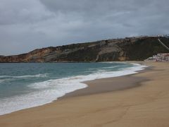 ナザレは小ニース。海岸沿いのプロムナードが気持ちいい。砂浜もおおきく，きれいです。
