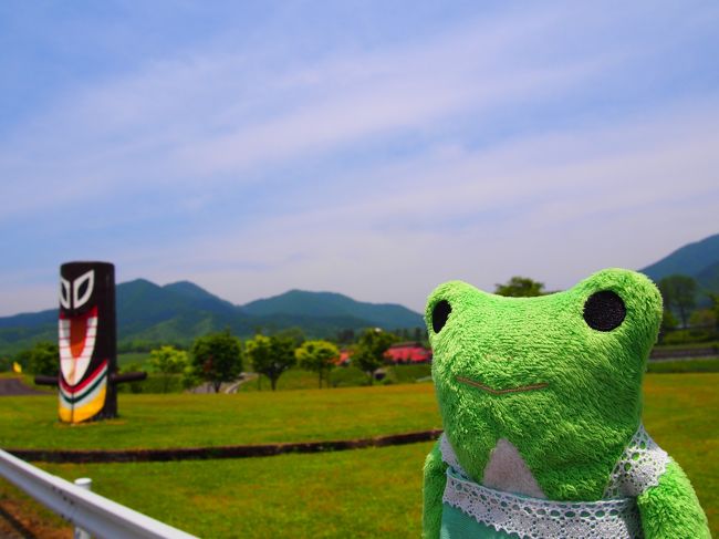 またバイクでのツーリング旅行です。<br />初めての鳥取県に行って来ました。<br />バイクにも少し慣れて、楽な乗り方とか、持って行く荷物の減らし方とかツーリング旅行のコツもつかめてきました。<br />でも、初めて行く土地は色々ゆっくり観光もしたいし車か電車がいいなぁというのが本音かも。<br />とは言っても新緑の中をバイクで駆け抜けるのも気持ちのいいものです。<br /><br />今回のコースは鳥取の「賀露」が一番の目的地。<br />けろ子のうちでのあだ名は「かろ子」なのです!!<br />それで、いつかは賀露に行ってみたいと思っていたので念願叶っての賀露訪問です。<br />そのあとは鳥取砂丘をチラッと見て、白兎神社。<br />宿泊は三朝温泉。三朝に行く事になってから調べると、三朝温泉ってカエラー(カエル好きをそういうらしい)の間では有名なカエル温泉街らしいとの情報を知りました。(全く知らなかった)<br />翌日は蒜山高原でジンギスカンを食べて帰って来ました。<br />今回も旅のプラン等は全て相棒任せです。<br /><br />初めての鳥取県は楽しかったです。<br /><br />★宿泊(じゃらん)<br />三朝ロイヤルホテル<br />とっ酉年は鳥取へ★春限定企画★2017<br />ビュッフェ&陶板焼き★ソフトドリンク飲み放題<br />セミダブルルーム 夕朝食付<br />1人¥11800(2人で¥23600)